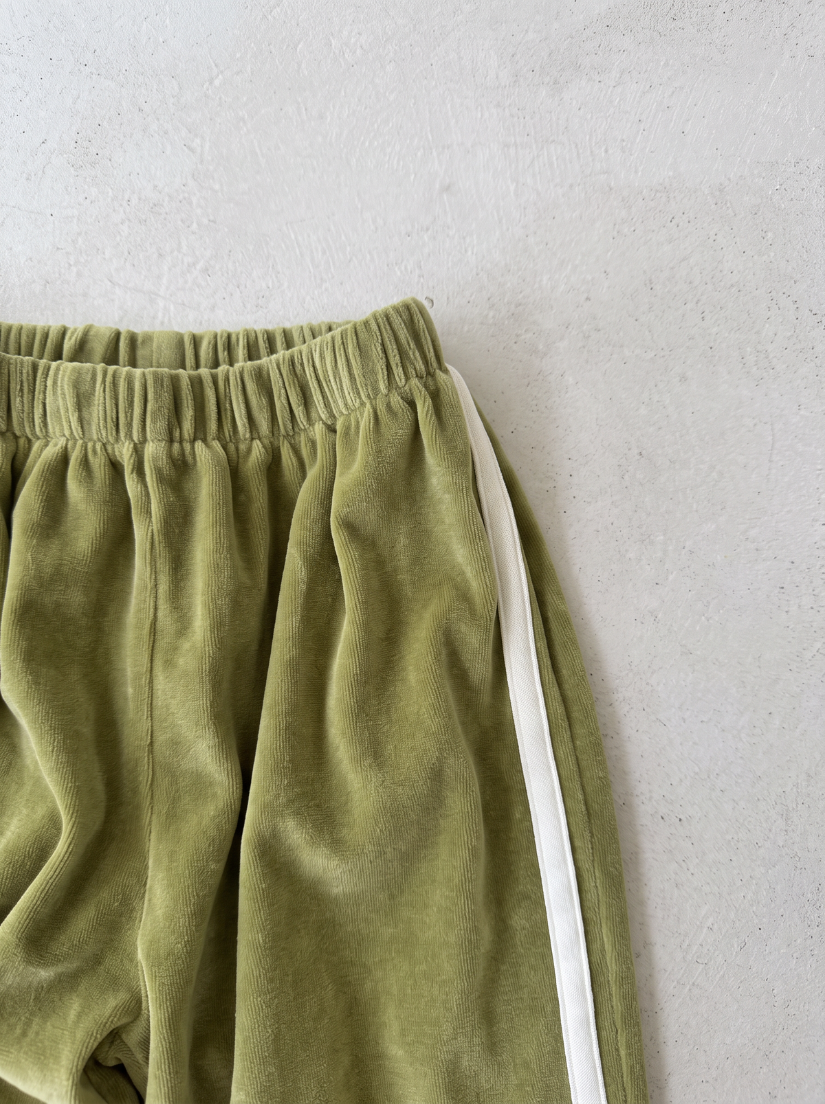 VELVET TRACKPANTS - PISTACHIO
